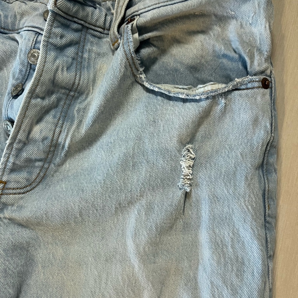 Abercrombie & Fitch “the 90’s Baggy” Light washed Distressed Jeans - Picture 4 of 7